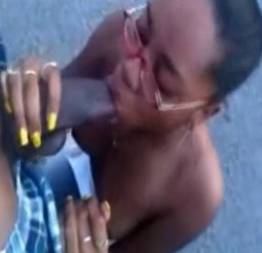 Neguinha safada chupando o roludo no meio da rua