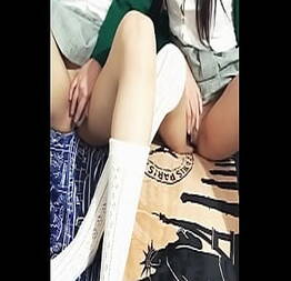 Amigas lésbicas colegiais se pegando