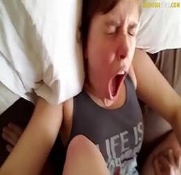 Comendo a mulher do primo enquanto ele está fora