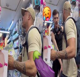 Diego Barros encontrou um fã no shopping enquanto fazia compras é não resistiu em colocar o pau em ação